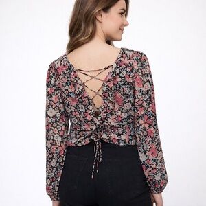 Dynamite Ruched Floral Top Long Sleeves Black Background V-neck Cropped Sz M